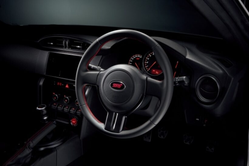 STIオーナメント入り専用高級本革巻ステアリングホイール