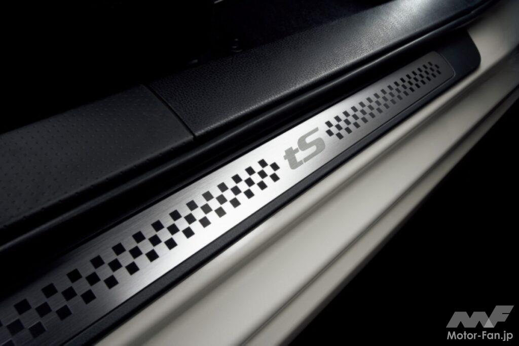 BRZ tS に装着されるtSロゴ入りアルミ製専用サイドシルプレート