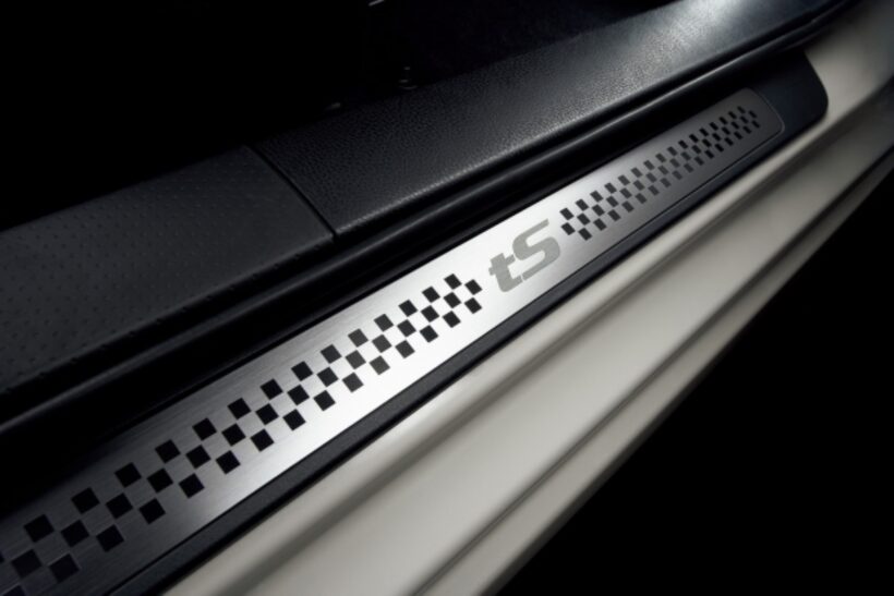 BRZ tS に装着されるtSロゴ入りアルミ製専用サイドシルプレート