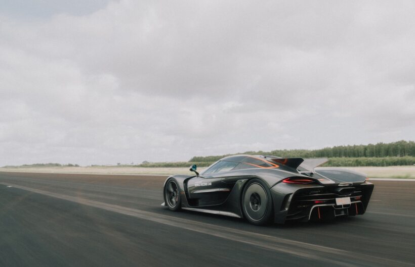 スウェーデンのオーレブロ空港において、ケーニグセグ ジェスコ アブソリュートが0-400-0km/hアタックを実施。従来の記録を上まわる25.21秒をマークした。