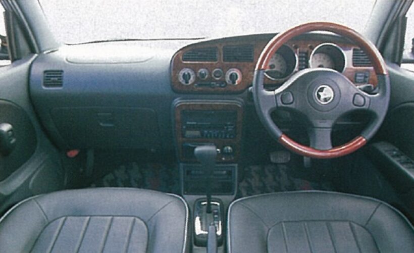 ダイハツ「ミラジーノ1000」のコクピット
