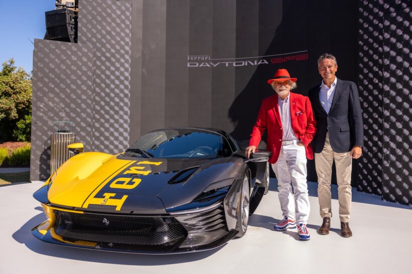 フェラーリ SP3 デイトナを落札した、ハーバート・ワートハイム博士（左）と、フェラーリのチーフ・コマーシャル＆マーケティング・オフィサーのエンリコ・ガリエラ（右）。