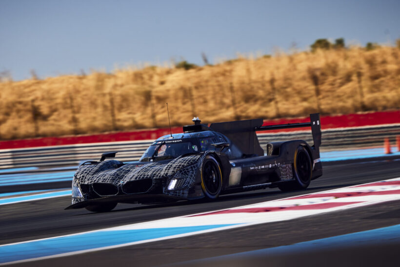 ポール・リカール・サーキットでテストを行う2026年仕様の「BMW M ハイブリッド V8」。