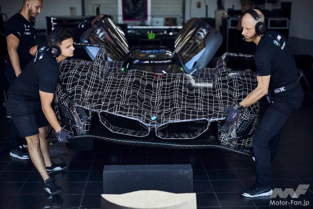 ポール・リカール・サーキットでテストを行う2026年仕様の「BMW M ハイブリッド V8」。