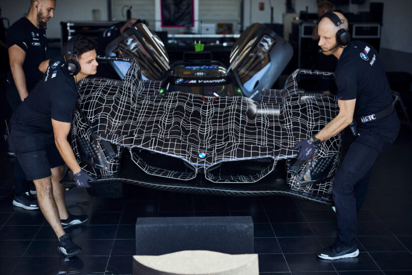 ポール・リカール・サーキットでテストを行う2026年仕様の「BMW M ハイブリッド V8」。