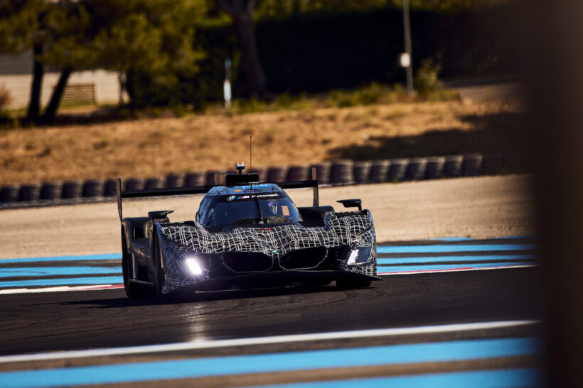 ポール・リカール・サーキットでテストを行う2026年仕様の「BMW M ハイブリッド V8」。