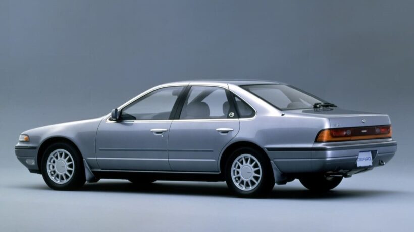 「セフィーロ」のリアビュー