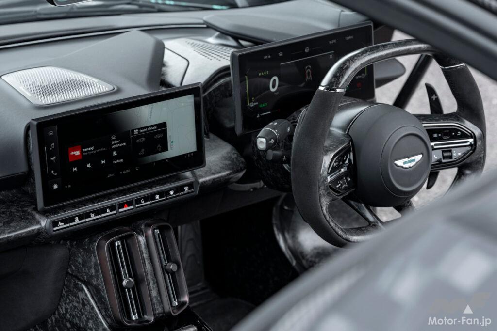 シンプルかつ機能的なレーシングカーの如きコクピット。