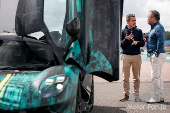 シルバーストンでの試乗でエンジニアと談笑する筆者。