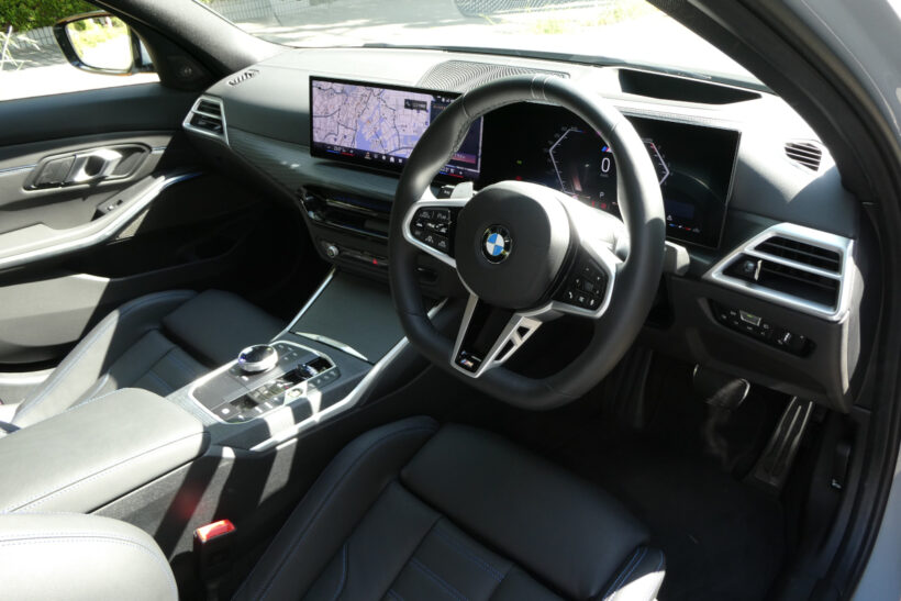 最新BMWのカーブドディスプレイが目立つインテリアは、上位グレードでもベーシックグレードでも変わらない。