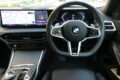 最新BMWのカーブドディスプレイが目立つインテリアは、上位グレードでもベーシックグレードでも変わらない。