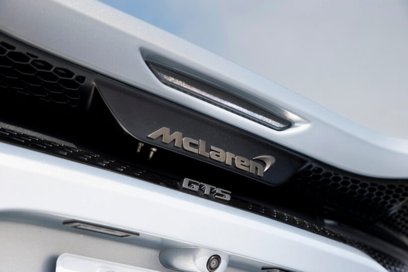 GTからGTSにモデルチェンジをして、フロントのインテーク周りが手直しされ、リヤフェンダーに新たなインテークが設けられた。