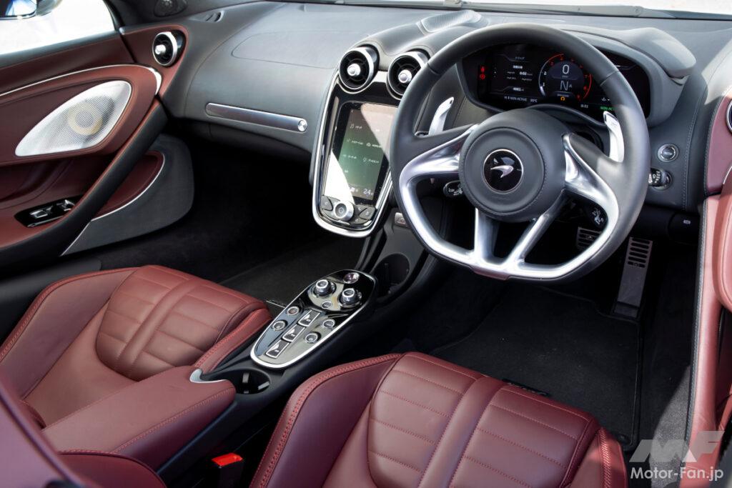 快適性を重視したとはいえ、室内はスポーツカーのストイックな雰囲気に満ちている。