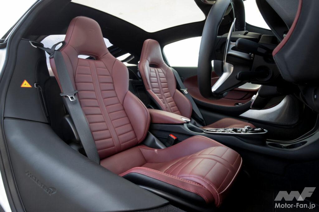 快適性を重視したとはいえ、室内はスポーツカーのストイックな雰囲気に満ちている。