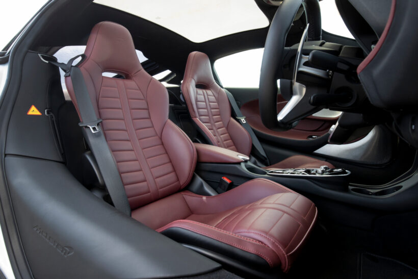 快適性を重視したとはいえ、室内はスポーツカーのストイックな雰囲気に満ちている。