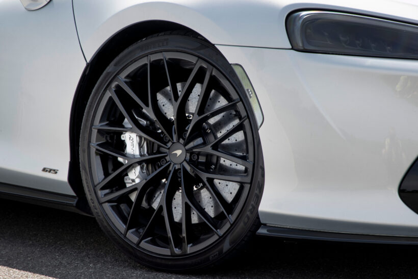 GTからGTSにモデルチェンジをして、フロントのインテーク周りが手直しされ、リヤフェンダーに新たなインテークが設けられた。