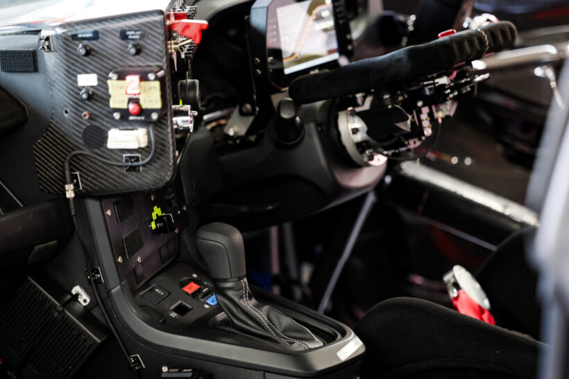 「GR ヤリス DAT コンセプト」はシフトノブの代わりにセレクターが搭載されている。24時間耐久などの長丁場では、Dレンジで走ることもあると語った山下健太選手。