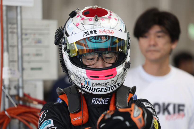 視線入力用の特殊なメガネを装着し、ドライブする坪井選手。