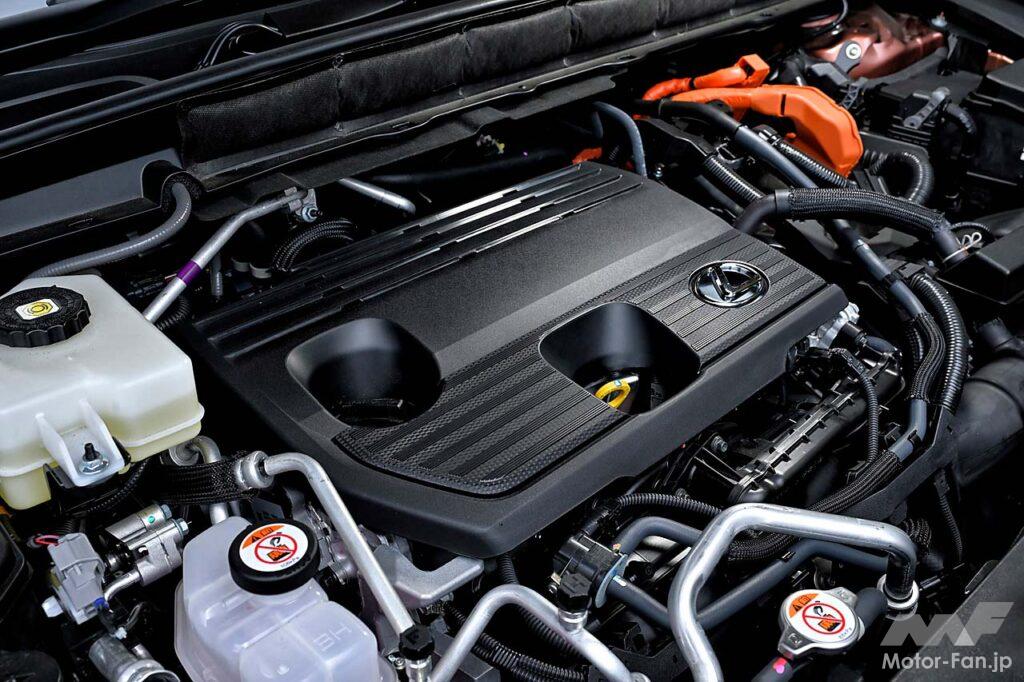 システム総合で309PSを発揮する2.5リッター直4＋2モーターのハイブリッドシステム。リチウムイオンバッテリーの容量は18.1kWhで、フロア下に敷き詰められる。チャージは普通充電のみ。