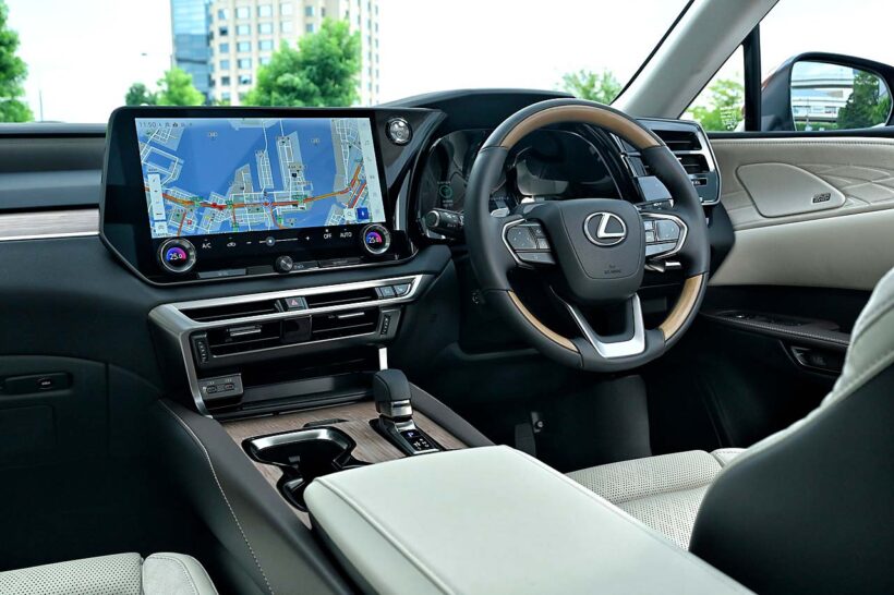 メーターは12.3インチのフル液晶タイプに変更。インパネは上部が革張り、下部にまでソフトパッドが使われるなど高級感は高い。なお、RX450h＋のグレードは「バージョンL」のみで、「Fスポーツ」の設定はない。