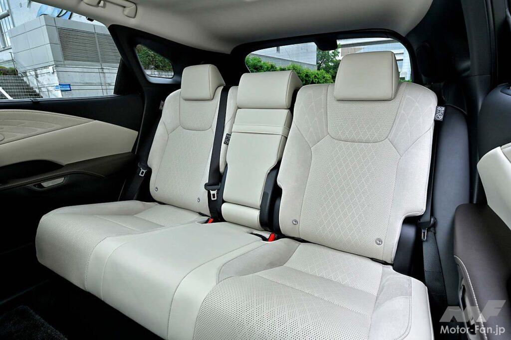 シート表皮はセミアニリン本革が標準。なお、消音材や制振材の追加、リヤドアガラスにアコースティックガラスを採用するなどして、キャビンの静粛性もより高められている。