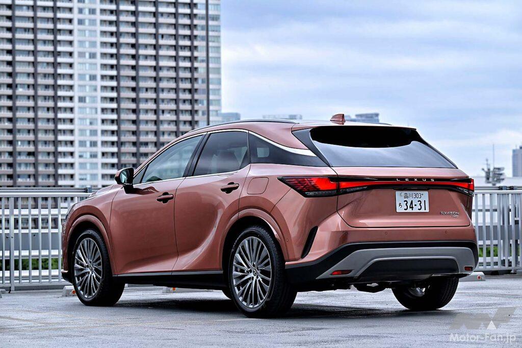 ショックアブソーバーやパワーステアリングの制御特性を変更するとともに、RX500hのみだった後輪操舵機構DRSをRX450h＋にも拡大展開。最小回転半径は5.9mから5.5mに。