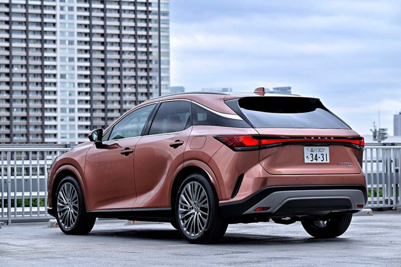 ショックアブソーバーやパワーステアリングの制御特性を変更するとともに、RX500hのみだった後輪操舵機構DRSをRX450h＋にも拡大展開。最小回転半径は5.9mから5.5mに。