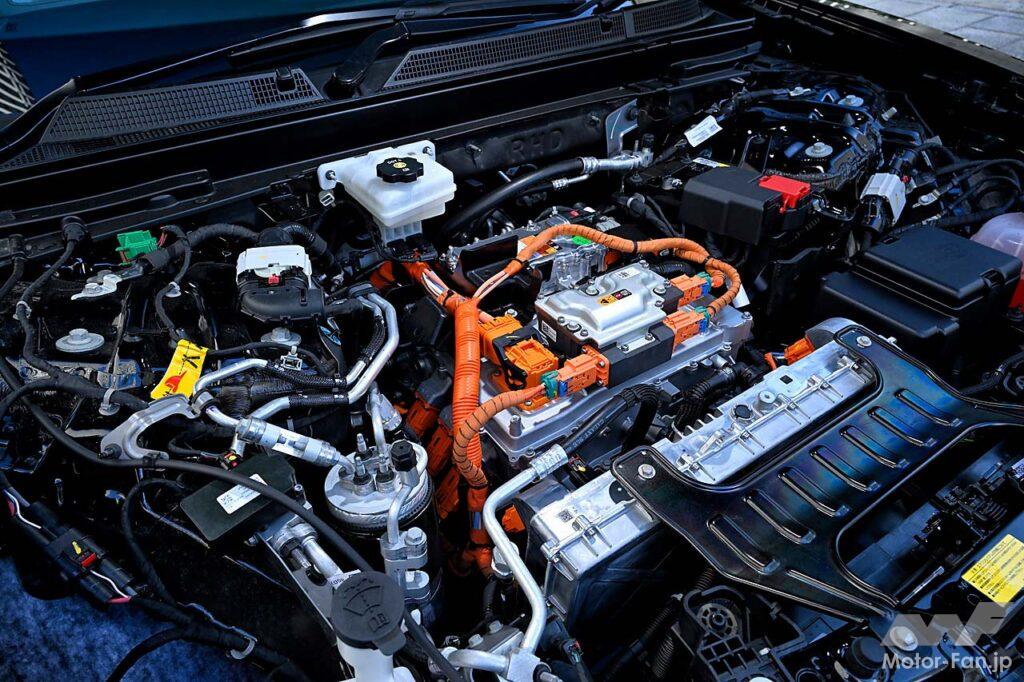 ボンネットの下はモーターや制御装置でいっぱいで、フロントトランクはなし。チャージは100V/200Vの普通充電と急速CHAdeMOに対応する。バッテリー容量は95.7kWhだ。