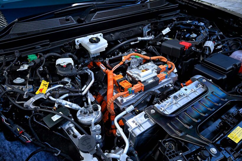 ボンネットの下はモーターや制御装置でいっぱいで、フロントトランクはなし。チャージは100V/200Vの普通充電と急速CHAdeMOに対応する。バッテリー容量は95.7kWhだ。