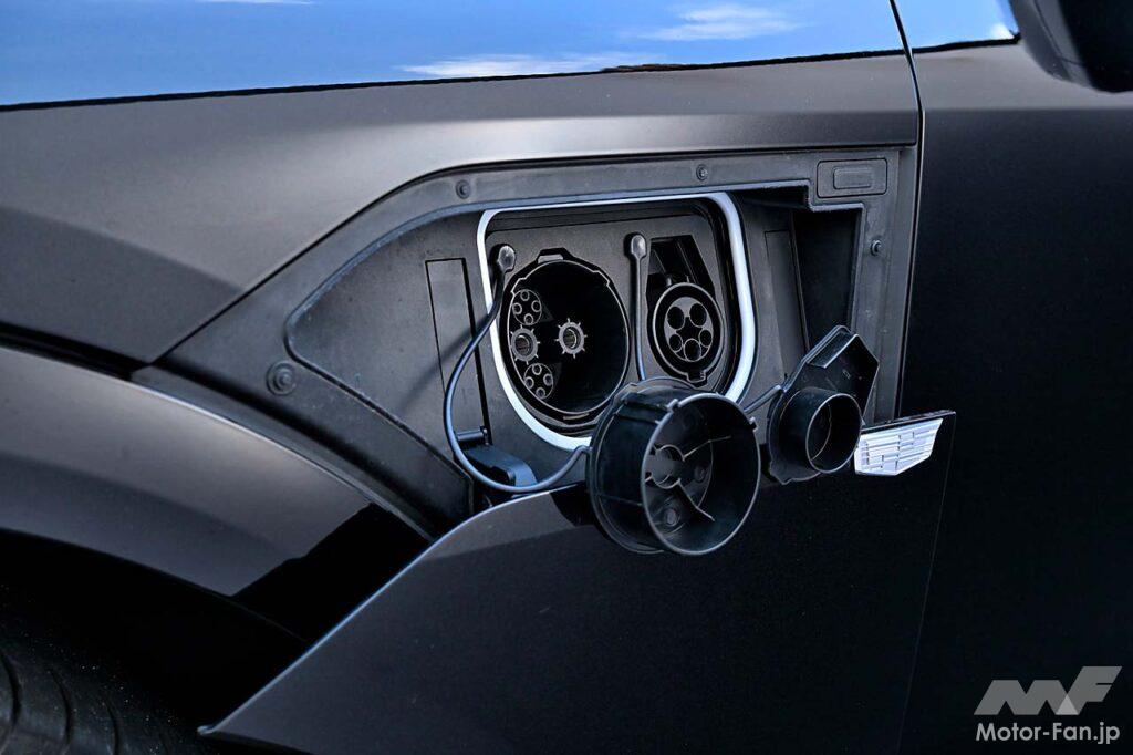 ボンネットの下はモーターや制御装置でいっぱいで、フロントトランクはなし。チャージは100V/200Vの普通充電と急速CHAdeMOに対応する。バッテリー容量は95.7kWhだ。