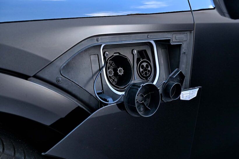 ボンネットの下はモーターや制御装置でいっぱいで、フロントトランクはなし。チャージは100V/200Vの普通充電と急速CHAdeMOに対応する。バッテリー容量は95.7kWhだ。