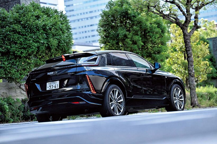 デザイン上のハイライトとなるL字型のリヤコンビランプは、本国では尾灯として常時点灯するのだが、日本では保安基準の関係でアンバーのウインカーのみに。ストップランプは縦型。