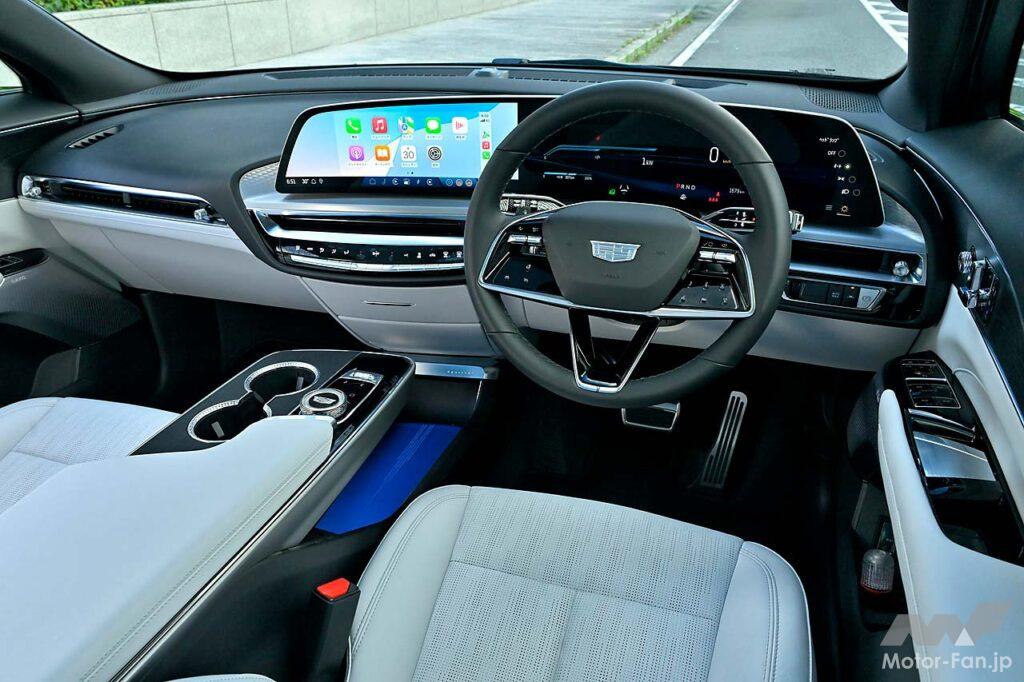 33インチのディスプレイなどエスカレードにも似た雰囲気のインパネ。ステアリング左のパドルはブレーキ回生力の調整用。弾くたびに減速力が高まる。ワンペダルドライブも可能だ。