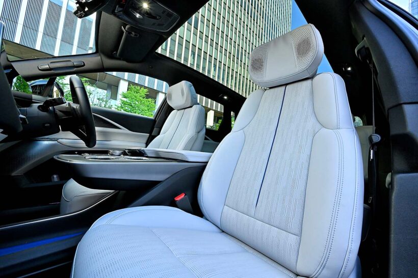 シート表皮はサステナブルな合成皮革（写真）が標準、ナッパレザーはオプション。長大なホイールベースを活かし後席スペースは広大だ。