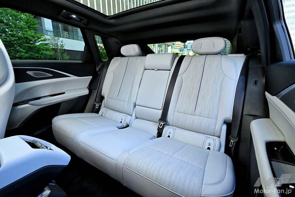 シート表皮はサステナブルな合成皮革（写真）が標準、ナッパレザーはオプション。長大なホイールベースを活かし後席スペースは広大だ。