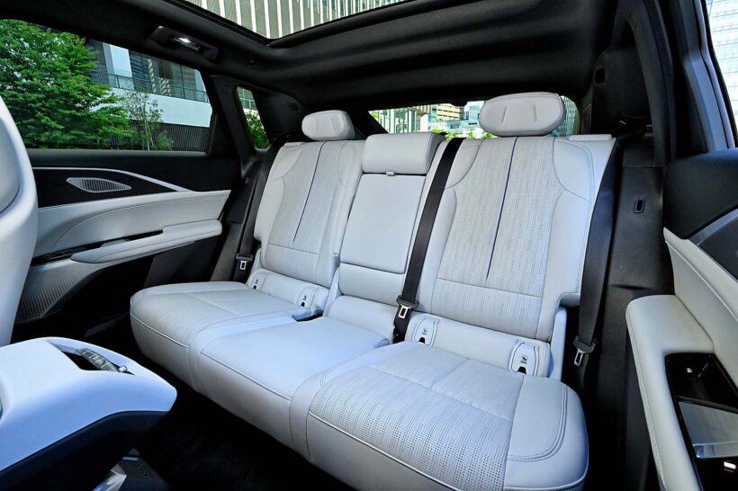 シート表皮はサステナブルな合成皮革（写真）が標準、ナッパレザーはオプション。長大なホイールベースを活かし後席スペースは広大だ。