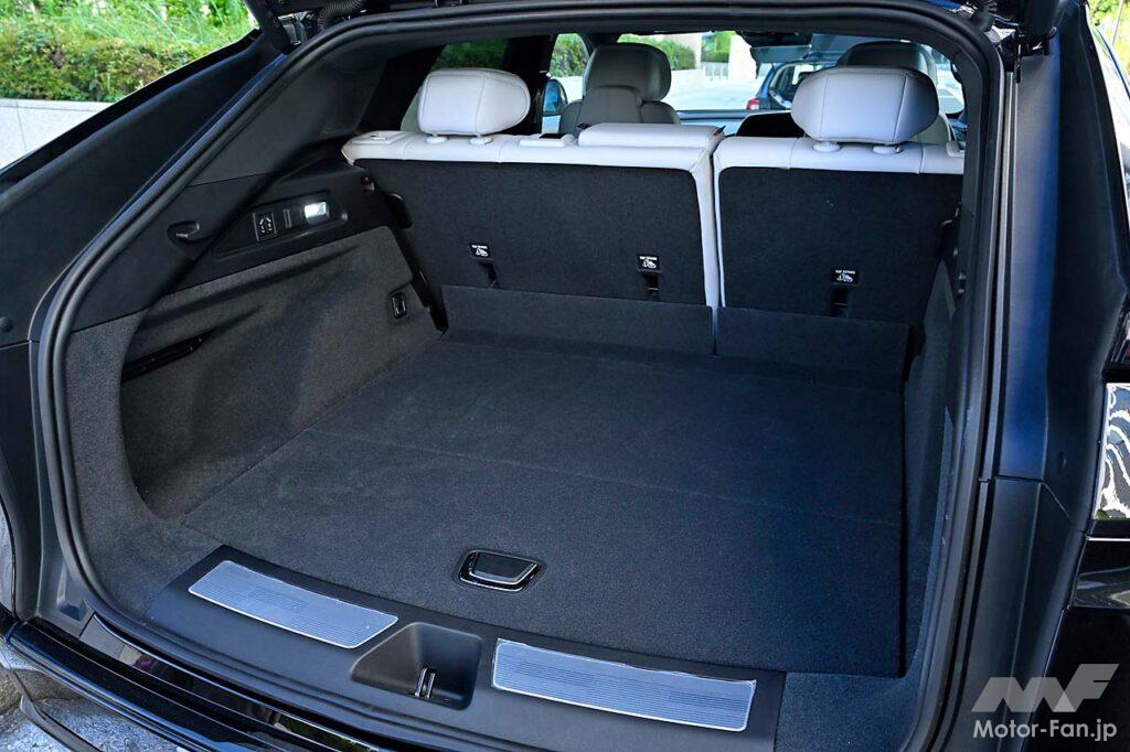 ラゲッジルーム容量は793~1722リットル。フロア下にもスペースがあり、充電ケーブルやトノカバーをスマートに収納できる。