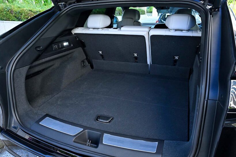 ラゲッジルーム容量は793～1722リットル。フロア下にもスペースがあり、充電ケーブルやトノカバーをスマートに収納できる。