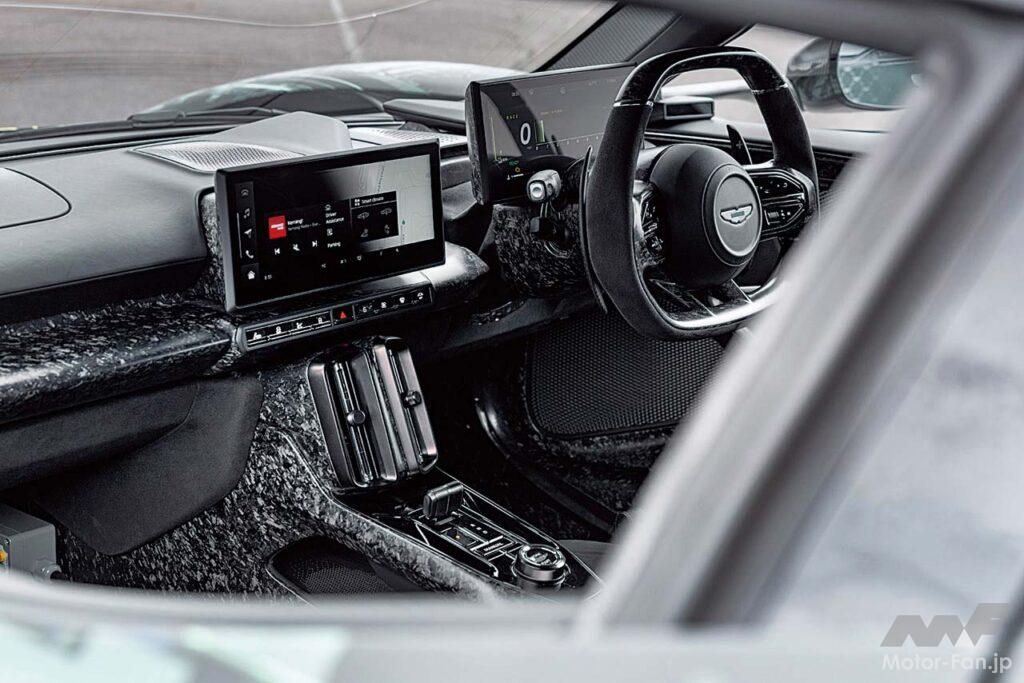 視認性に優れるコラムに取り付けられた大型ディスプレイにはレースモード時にはリニアタコメーターとシフトライトを映し出す。軽量のカーボン製フルバケットシートを採用。