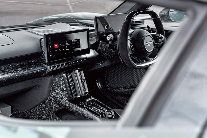 視認性に優れるコラムに取り付けられた大型ディスプレイにはレースモード時にはリニアタコメーターとシフトライトを映し出す。軽量のカーボン製フルバケットシートを採用。