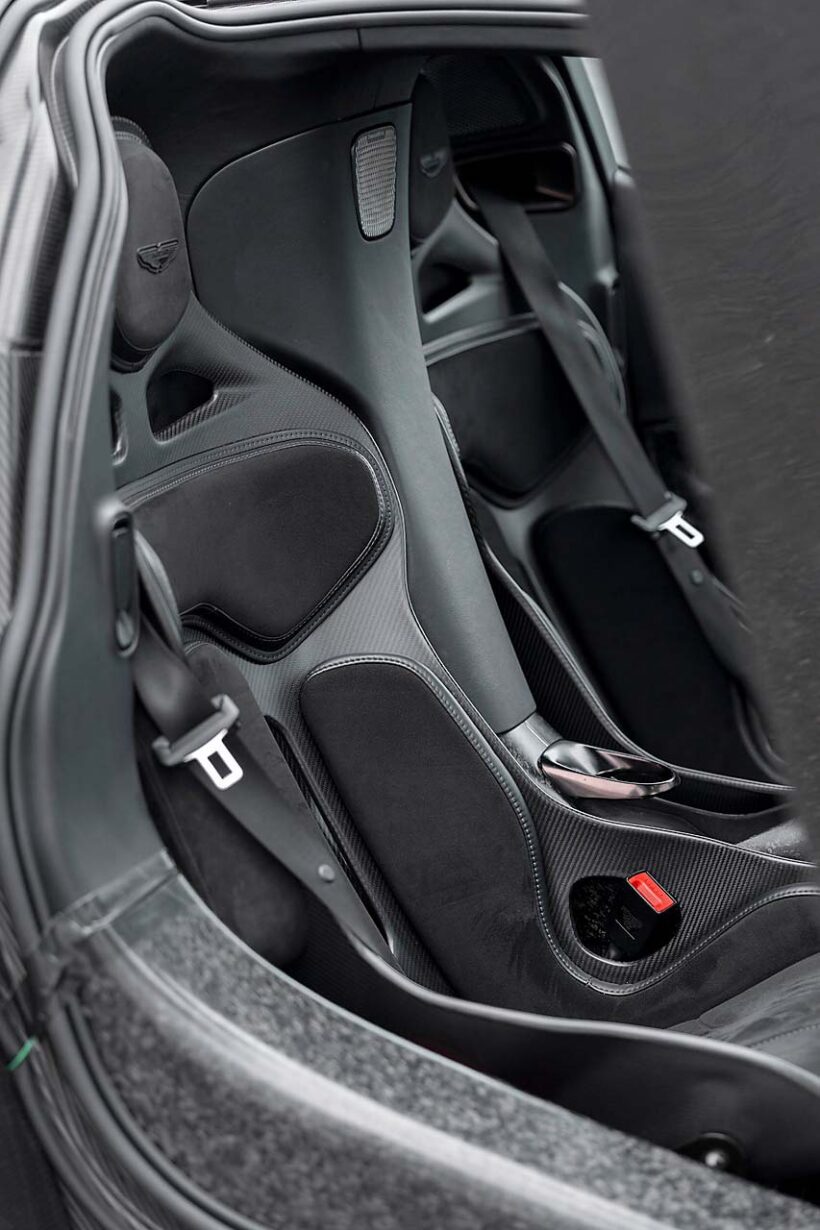 視認性に優れるコラムに取り付けられた大型ディスプレイにはレースモード時にはリニアタコメーターとシフトライトを映し出す。軽量のカーボン製フルバケットシートを採用。