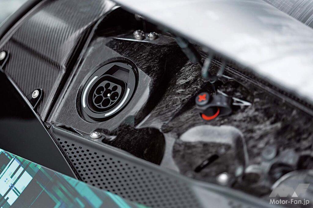 ルーフスクープには翼のような開閉式パネルがあり、バッテリーの充電ポートや給油口、クーラントフィラーが用意される。