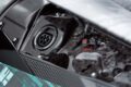 ルーフスクープには翼のような開閉式パネルがあり、バッテリーの充電ポートや給油口、クーラントフィラーが用意される。