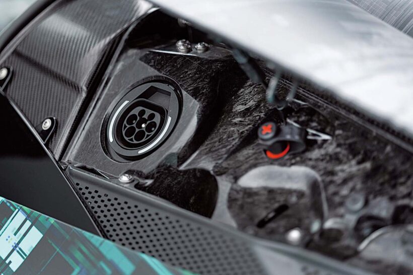 ルーフスクープには翼のような開閉式パネルがあり、バッテリーの充電ポートや給油口、クーラントフィラーが用意される。