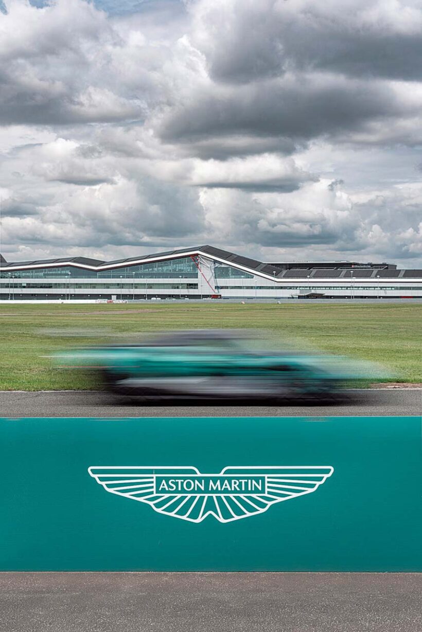 F1からインスピレーションを受けた限定999台のハイパーカー「ヴァルハラ」。今回、本誌でもお馴染みの西川 淳がトラックで試乗する僥倖を得た。1079PS/1100Nmを発生するモンスターPHVの実力をレポートする。