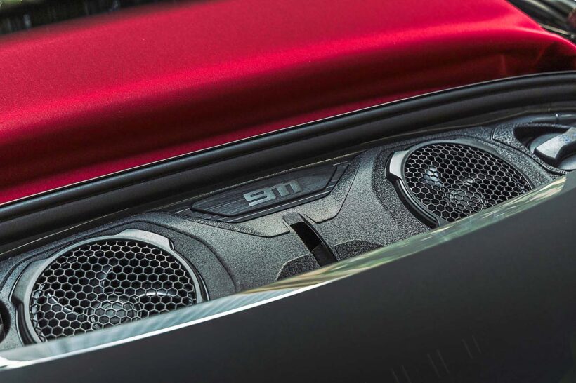 ポルシェ911初のハイブリッドとなるGTSは、3.6リッター水平対向6気筒の電動シングルターボを積む。モーターはエンジンと8速DCTの間に搭載。システム総合スペックは541PS/610Nmだ。