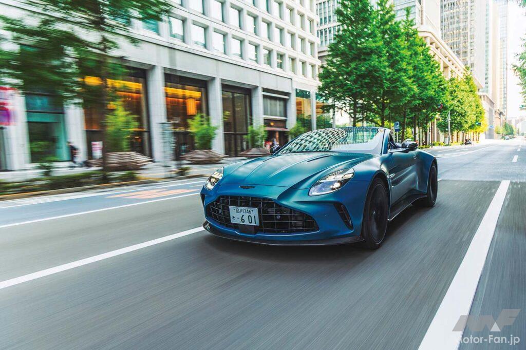 剛性確保のため、ボディ組み上げ方法の変更やシアパネルの追加などが図られた結果、ほとんどクーペと遜色のない走りを獲得したヴァンテージ・ロードスター。50km/h以下なら操作可能なトップの開閉に要する時間は6.8秒。現在販売されているオープンカーの中で最速を謳う。10.25インチのタッチスクリーンを中心据えるインパネも新設計。