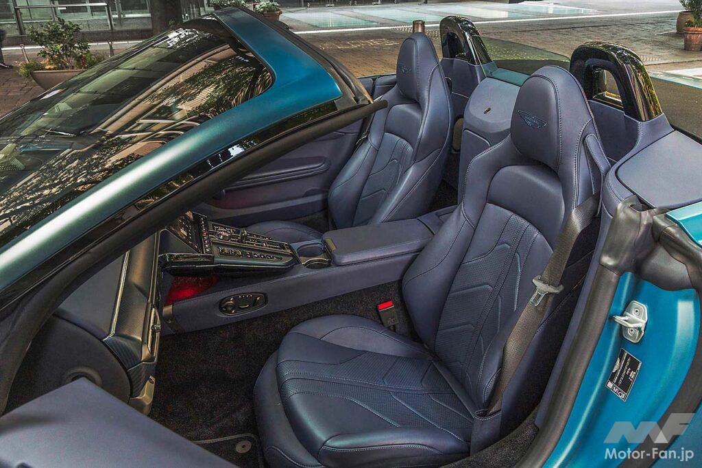 剛性確保のため、ボディ組み上げ方法の変更やシアパネルの追加などが図られた結果、ほとんどクーペと遜色のない走りを獲得したヴァンテージ・ロードスター。50km/h以下なら操作可能なトップの開閉に要する時間は6.8秒。現在販売されているオープンカーの中で最速を謳う。10.25インチのタッチスクリーンを中心据えるインパネも新設計。