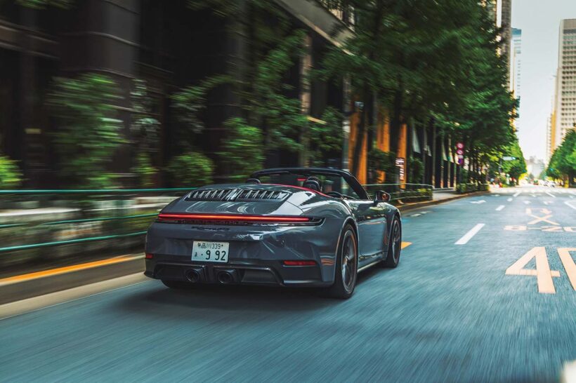 911カレラ系の中で最もスパルタンなGTS、その2駆モデルにもカブリオレが用意される。キャビンは2＋2シーター。軽量化のため、ルーフサポートはマグネシウム製となる。こちらも50km/h以下なら開閉することができ、要する時間は12秒。992II世代になり、メーターがフルデジタル化されるとともにエンジンスタートもプッシュボタン式に。