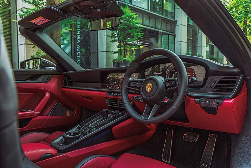 911カレラ系の中で最もスパルタンなGTS、その2駆モデルにもカブリオレが用意される。キャビンは2＋2シーター。軽量化のため、ルーフサポートはマグネシウム製となる。こちらも50km/h以下なら開閉することができ、要する時間は12秒。992II世代になり、メーターがフルデジタル化されるとともにエンジンスタートもプッシュボタン式に。